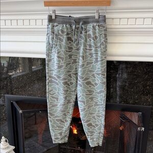 BURLEBO Kids Green and Gray Camo Pants